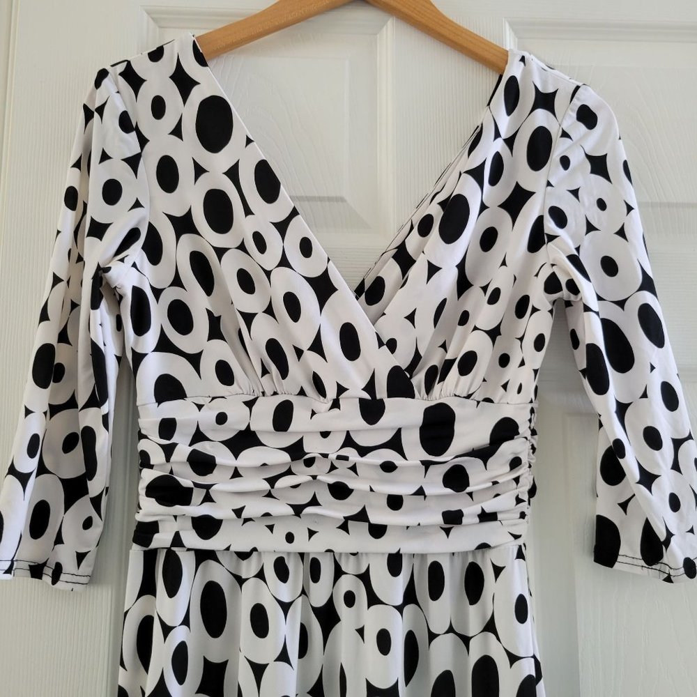 Sandra Darren Womens dress White and Black V neck Ruched waist size 10 - Picture 6 of 7